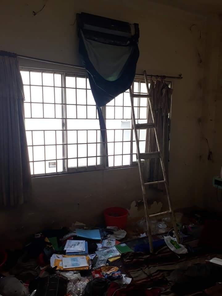 Nhân viên bảo dưỡng điều hòa khóc thét khi đến nhà khách mà tưởng sa nhầm bãi rác, nhìn lọc gió điều hòa mà suýt ngất