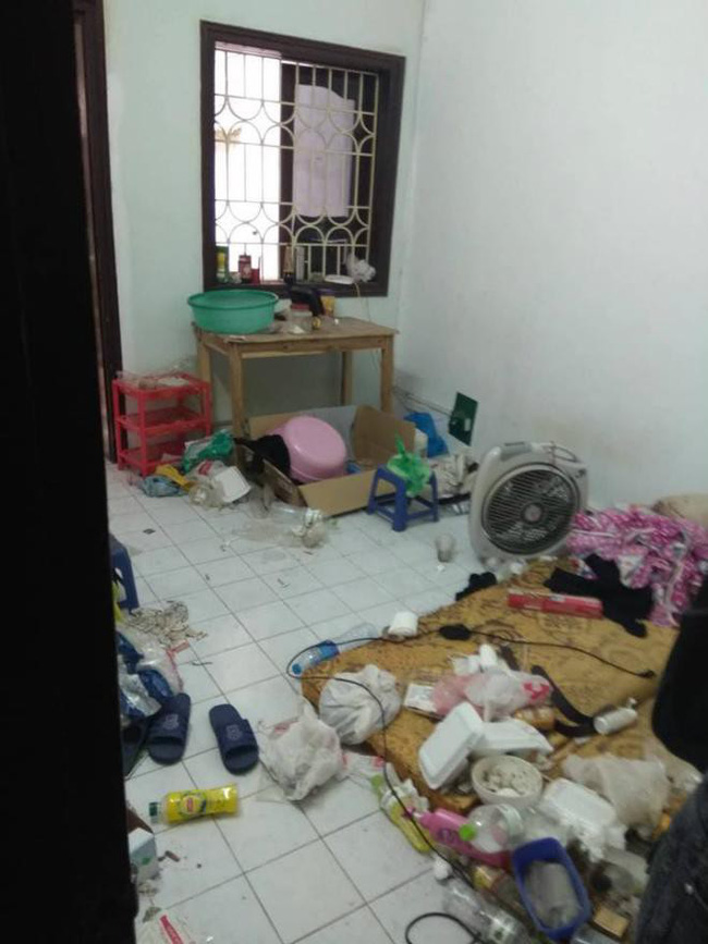 Nhân viên bảo dưỡng điều hòa khóc thét khi đến nhà khách mà tưởng sa nhầm bãi rác, nhìn lọc gió điều hòa mà suýt ngất