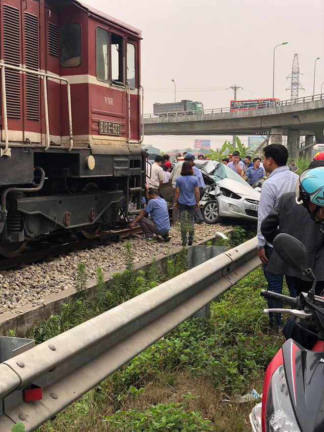 Hiện trường vụ ô tô bị tàu hỏa đâm ngang, nát bét, nguyên nhân cũng vì cố nhanh vài phút Hiện trường vụ ô tô bị tàu hỏa đâm ngang, nát bét, nguyên nhân cũng vì cố nhanh vài phút
