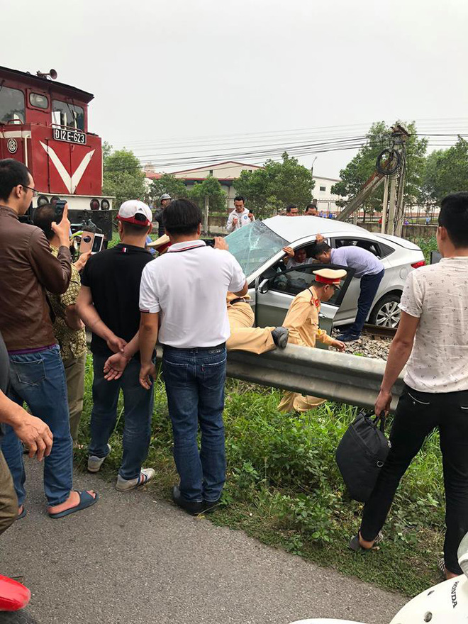 Hiện trường vụ ô tô bị tàu hỏa đâm ngang, nát bét, nguyên nhân cũng vì cố nhanh vài phút Hiện trường vụ ô tô bị tàu hỏa đâm ngang, nát bét, nguyên nhân cũng vì cố nhanh vài phút