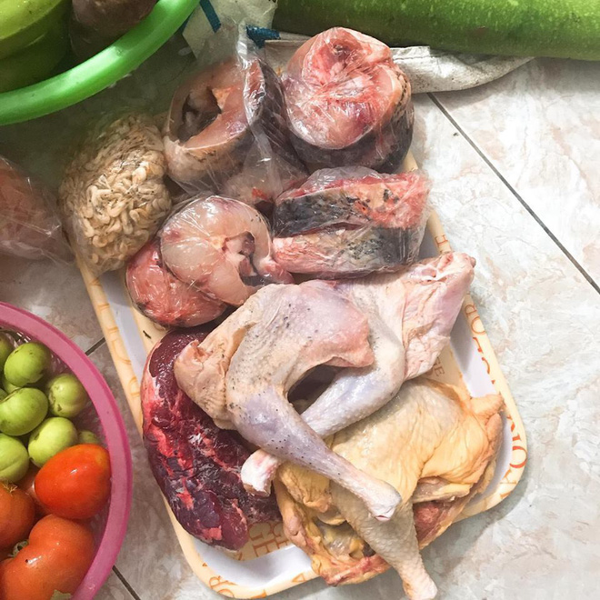 Nhìn gia tài thức ăn trong thùng xốp mẹ đùm dúm cho con gái từ quê lên thành phố ăn học, đầy thương yêu mà sống mũi cay