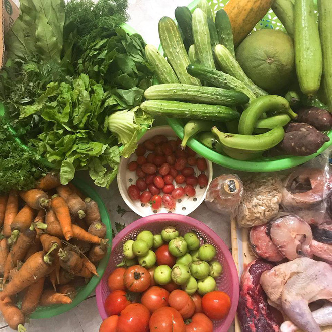 Nhìn gia tài thức ăn trong thùng xốp mẹ đùm dúm cho con gái từ quê lên thành phố ăn học, đầy thương yêu mà sống mũi cay