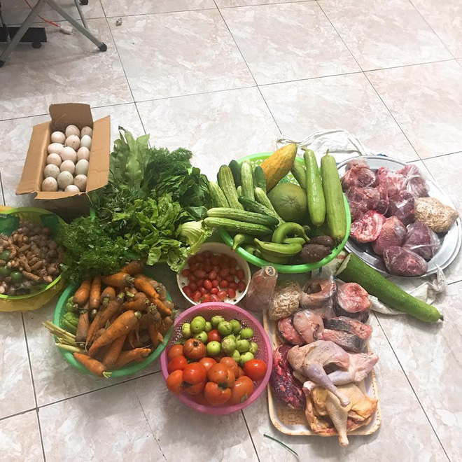 Nhìn gia tài thức ăn trong thùng xốp mẹ đùm dúm cho con gái từ quê lên thành phố ăn học, đầy thương yêu mà sống mũi cay