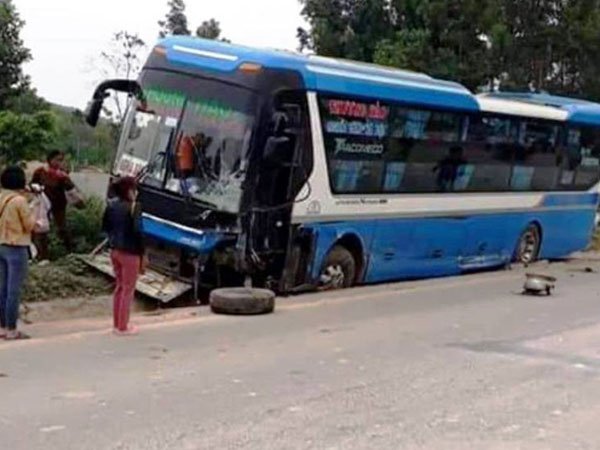 Tông trực diện xe khách, tài xế ôtô 7 chỗ tử vong trong xe biến dạng