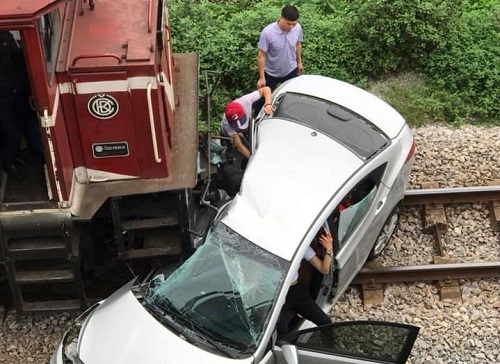 Tàu hỏa đâm ôtô chở người đi ăn cưới ở Hải Dương, 2 người tử vong