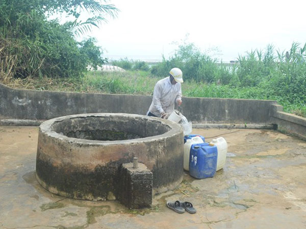 Sang nhà hàng xóm chơi, bé gái 2 tuổi rơi xuống giếng tử vong