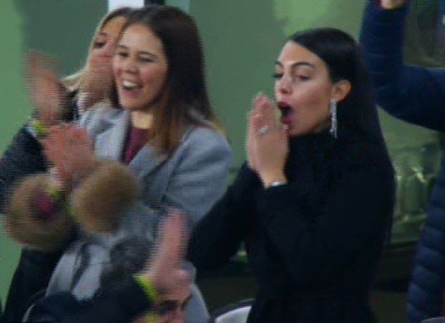 Bạn gái khóc nghẹn vì hạnh phúc khi chứng kiến Ronaldo lập hattrick vào lưới Atletico Madrid