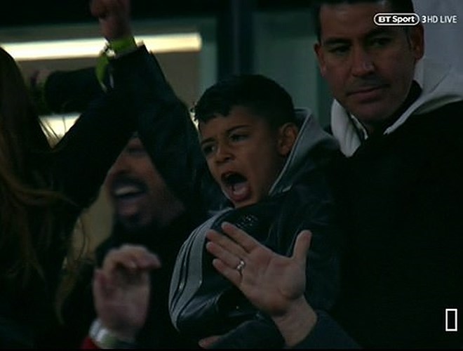 Bạn gái khóc nghẹn vì hạnh phúc khi chứng kiến Ronaldo lập hattrick vào lưới Atletico Madrid