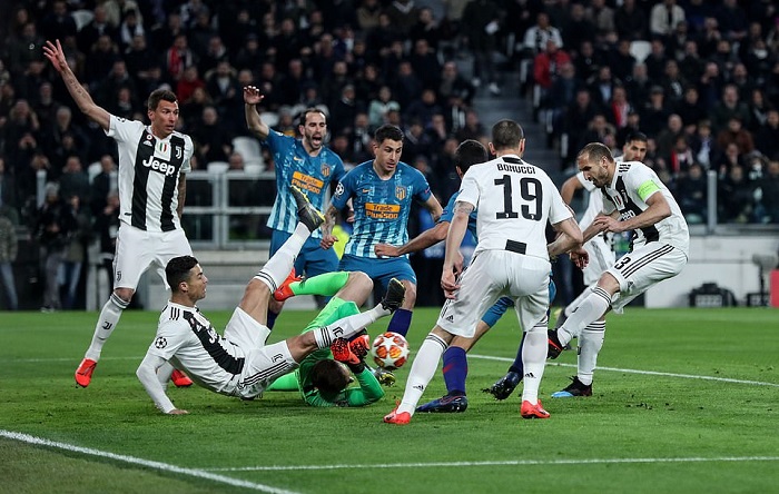 Bạn gái khóc nghẹn vì hạnh phúc khi chứng kiến Ronaldo lập hattrick vào lưới Atletico Madrid