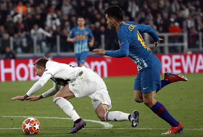 Bạn gái khóc nghẹn vì hạnh phúc khi chứng kiến Ronaldo lập hattrick vào lưới Atletico Madrid