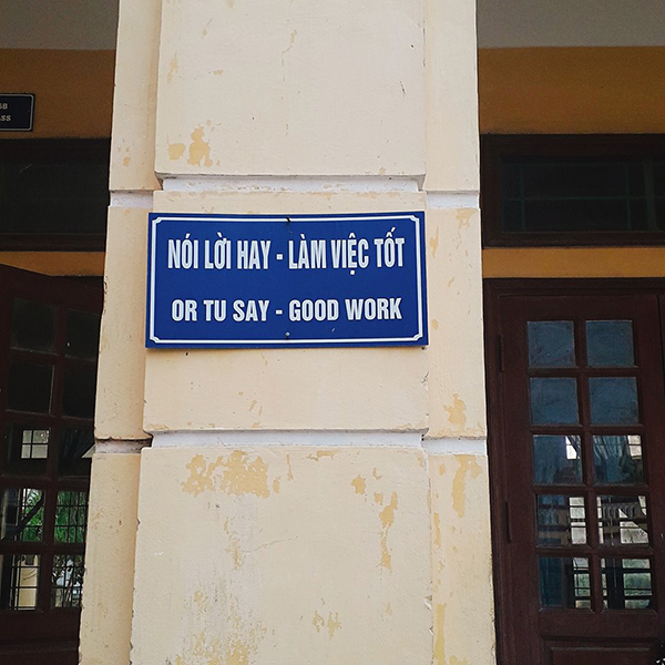Khẩu hiệu trường học cực đanh thép được dịch word-by-word sang tiếng Anh khiến dân mạng cười bò