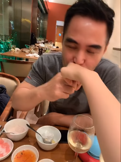 Thúy Ngân bất ngờ tung clip được Trung Dũng hôn tay, hứa sẽ cưới khi cô 30 tuổi