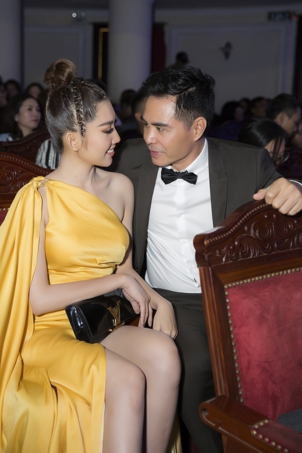 Thúy Ngân bất ngờ tung clip được Trung Dũng hôn tay, hứa sẽ cưới khi cô 30 tuổi