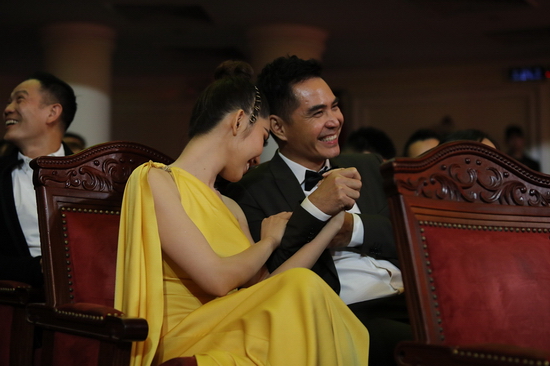 Thúy Ngân bất ngờ tung clip được Trung Dũng hôn tay, hứa sẽ cưới khi cô 30 tuổi