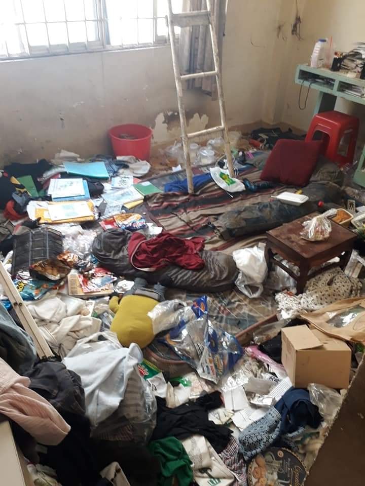 Dân mạng choáng váng với căn phòng như bãi rác của thánh ở bẩn