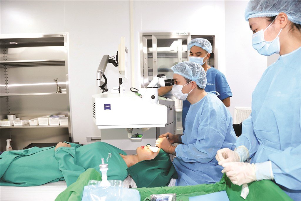 Tự ý nhỏ thuốc mắt, nam thanh niên 16 tuổi mù vĩnh viễn