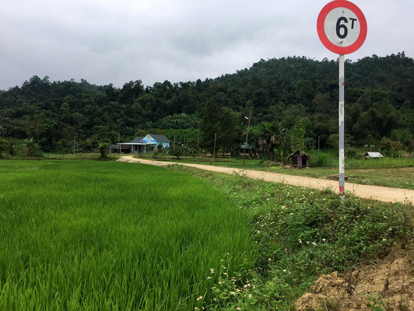 Chủ tịch xã lấy tiền nhà nước làm đường bêtông dẫn thẳng về nhà mình