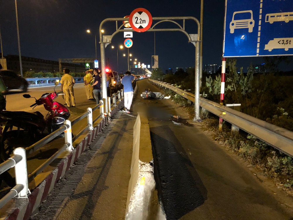 Đơn vị nào lắp đặt cục bê tông tử thần để chặn ô tô vào làn xe máy khiến 2 thanh niên thương vong?