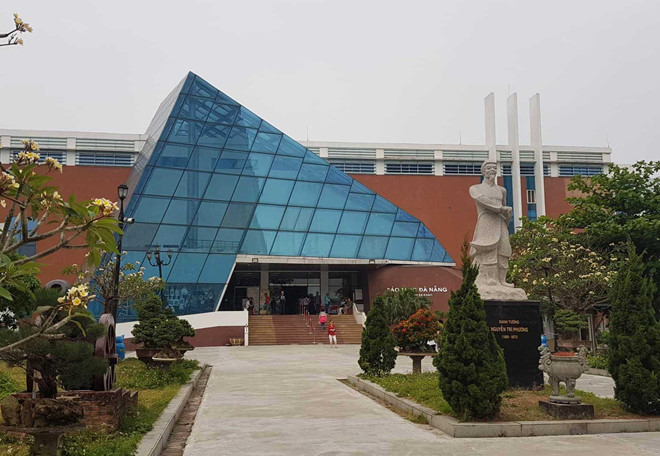 Du khách Trung Quốc vô tư ngồi lên xe trưng bày ở bảo tàng chụp ảnh