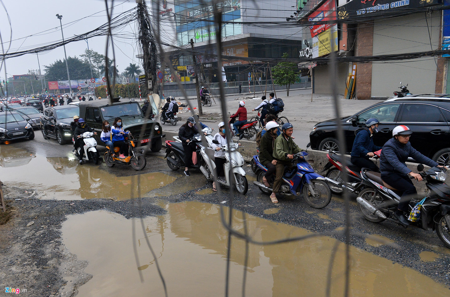 Đường Trường Chinh ngập ổ voi khi thi công dự án 9.400 tỷ