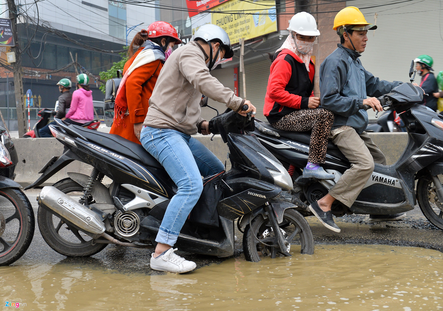 Đường Trường Chinh ngập ổ voi khi thi công dự án 9.400 tỷ