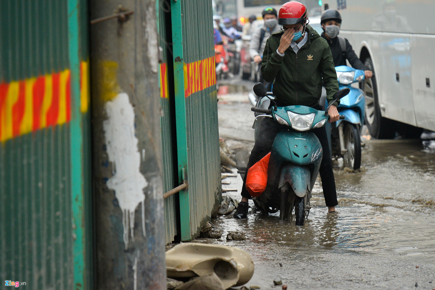 Đường Trường Chinh ngập ổ voi khi thi công dự án 9.400 tỷ