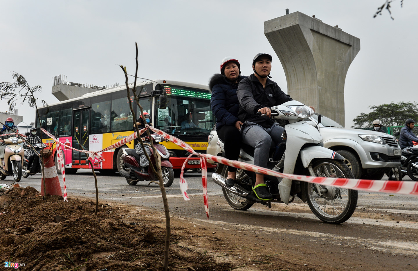 Đường Trường Chinh ngập ổ voi khi thi công dự án 9.400 tỷ