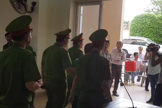 Vụ 2 bé gái chết vì tai nạn, bố mẹ ôm di ảnh cầu cứu khắp nơi: Hoãn phiên tòa, người mẹ khóc ngất