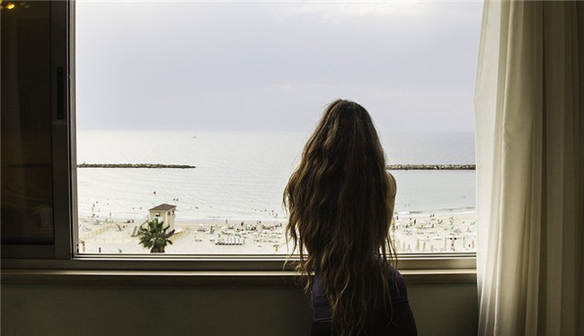 Sững người trước bí mật khủng khiếp của chồng ở tiệc 10 năm ngày cưới