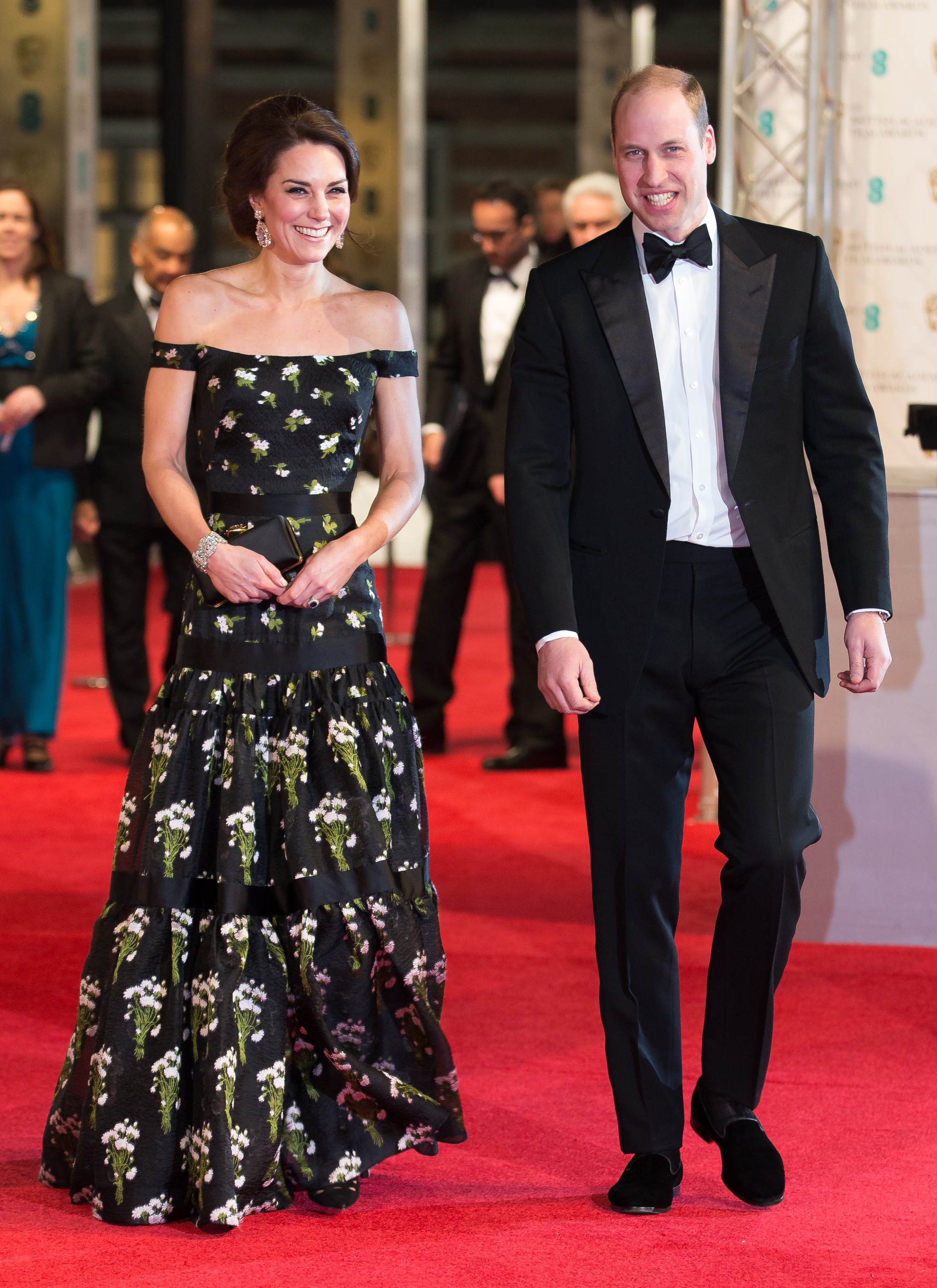 Kate Middleton đã đạt đỉnh cao tiết kiệm trang phục giống Công nương Diana, khiến dân tình phục lăn vì chế lại váy quá sức tài tình Kate Middleton đã đạt đỉnh cao tiết kiệm trang phục giống Công nương Diana, khiến dân tình phục lăn vì chế lại váy quá sức tài tình