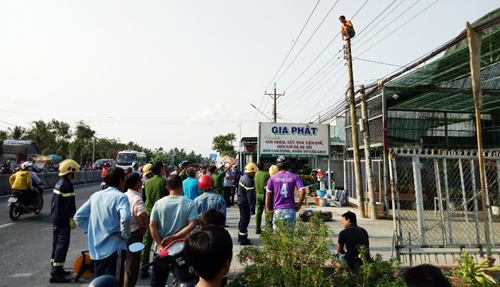 Cảnh sát giải cứu thanh niên nghi ngáo đá trên cột điện
