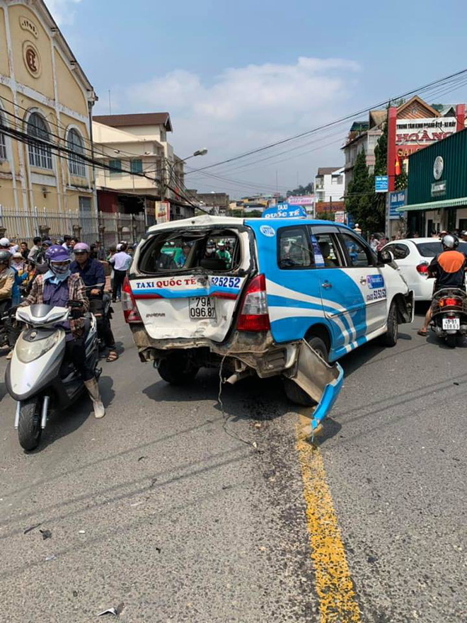 Thanh niên ôm vô lăng lắc lư, nhún nhảy say sưa sau khi tông trúng hàng loạt ô tô, xe máy ở Đà Lạt Thanh niên ôm vô lăng lắc lư, nhún nhảy say sưa sau khi tông trúng hàng loạt ô tô, xe máy ở Đà Lạt
