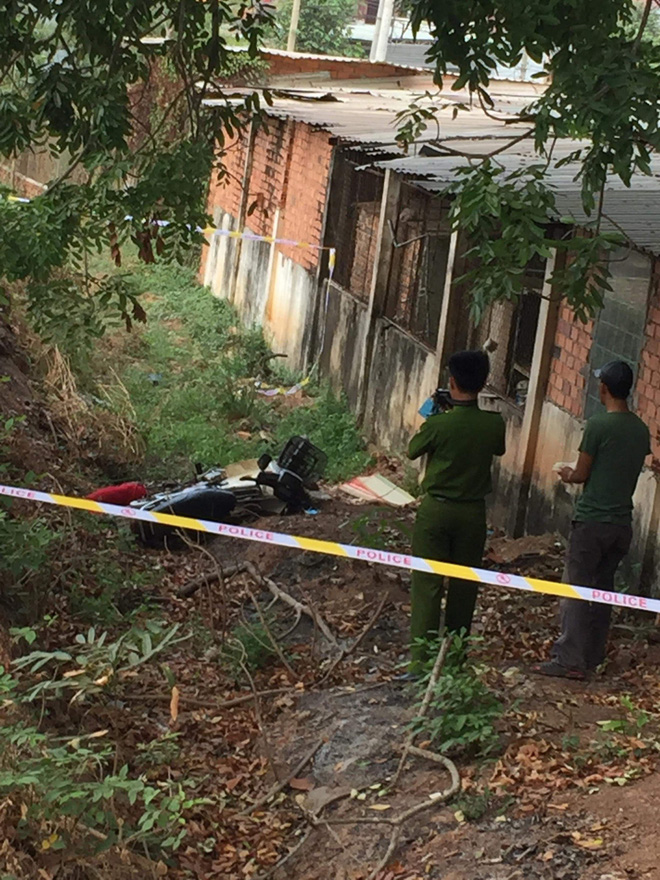 Phát hiện người phụ nữ tử vong bên cạnh xe máy, ở gần đường lớn đông dân cư