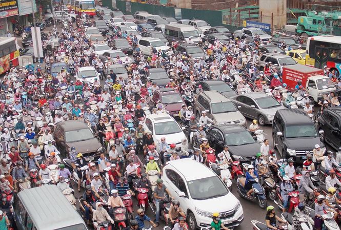 Thí điểm cấm xe máy tuyến Lê Văn Lương hoặc Nguyễn Trãi: Ðã thật sự phù hợp?