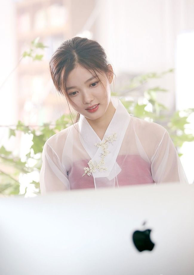 Vẻ đẹp xuất thần của cô gái 19 tuổi xinh nhất xứ Hàn