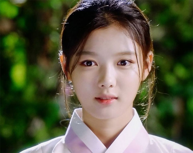 Vẻ đẹp xuất thần của cô gái 19 tuổi xinh nhất xứ Hàn