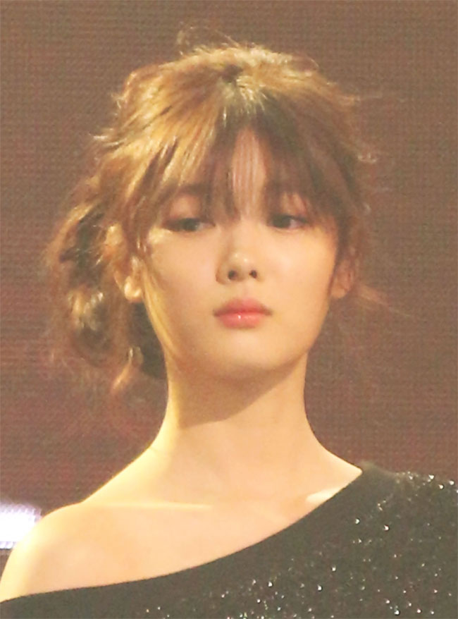 Vẻ đẹp xuất thần của cô gái 19 tuổi xinh nhất xứ Hàn