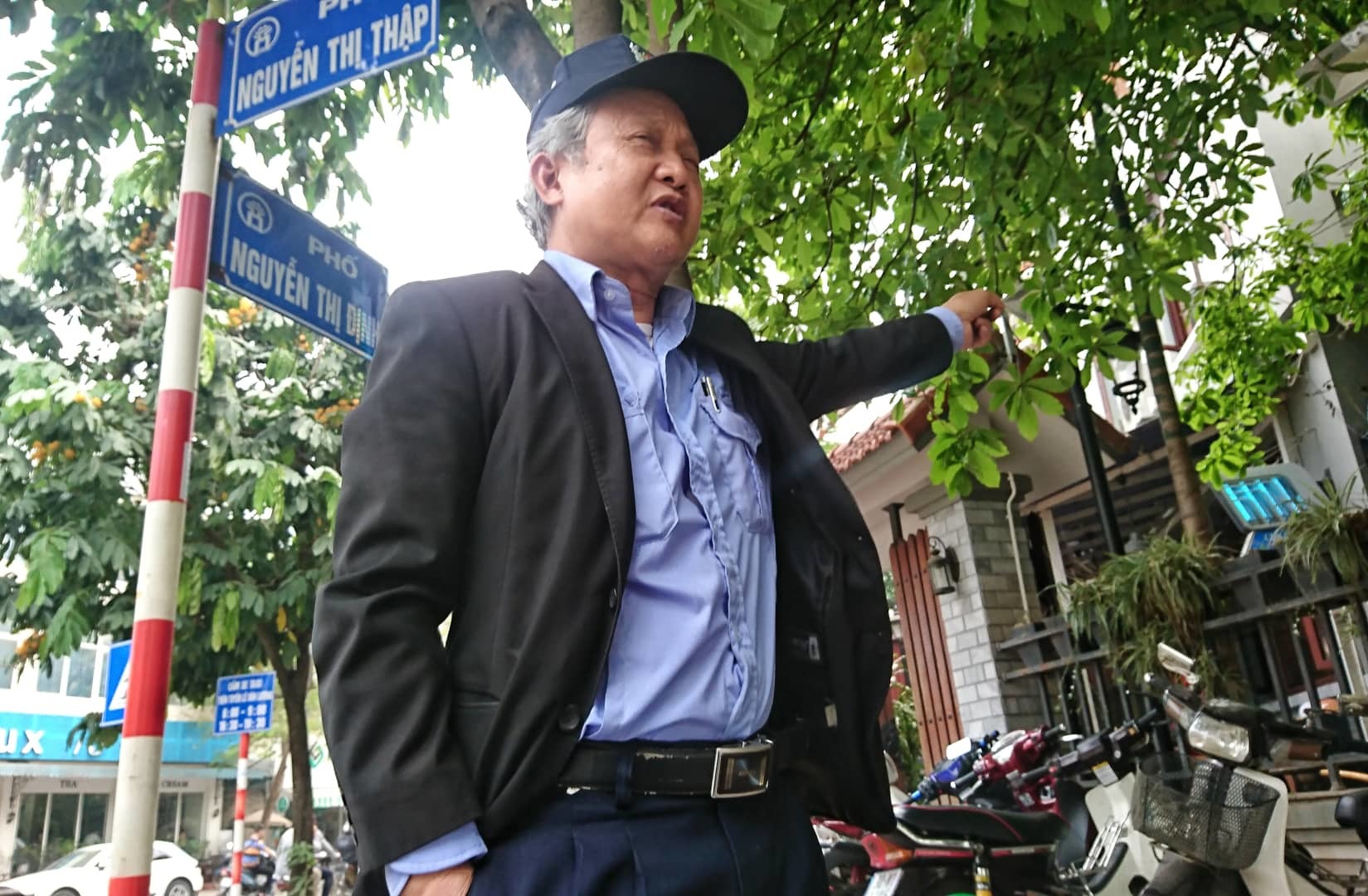 Cấm xe máy đường Lê Văn Lương: Phi thực tế, sao họ làm được