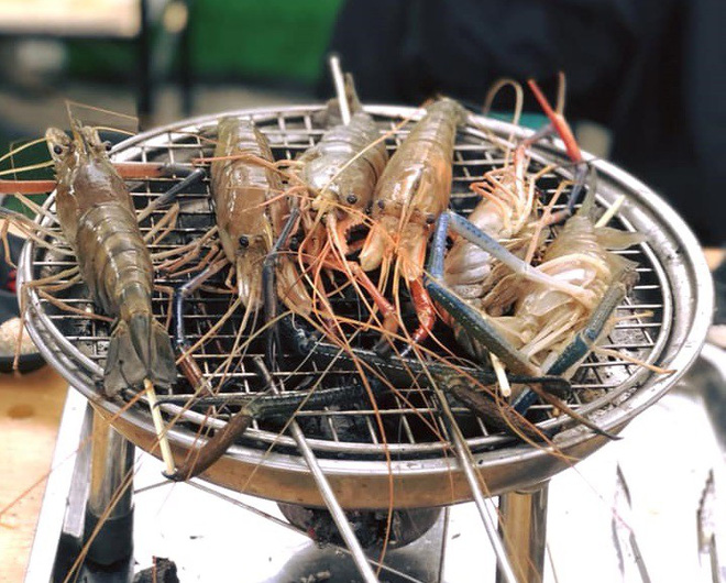 Chi tiền triệu câu thử tôm càng xanh giữa phố Hà Nội