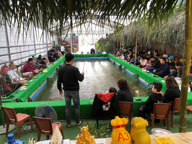 Chi tiền triệu câu thử tôm càng xanh giữa phố Hà Nội