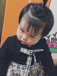 Mẹ đòi chụp ảnh tự sướng, phản ứng ra mặt của cậu nhóc khiến dân mạng nhấn like rần rần