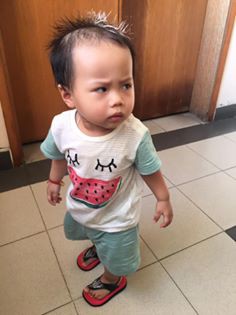 Mẹ đòi chụp ảnh tự sướng, phản ứng ra mặt của cậu nhóc khiến dân mạng nhấn like rần rần