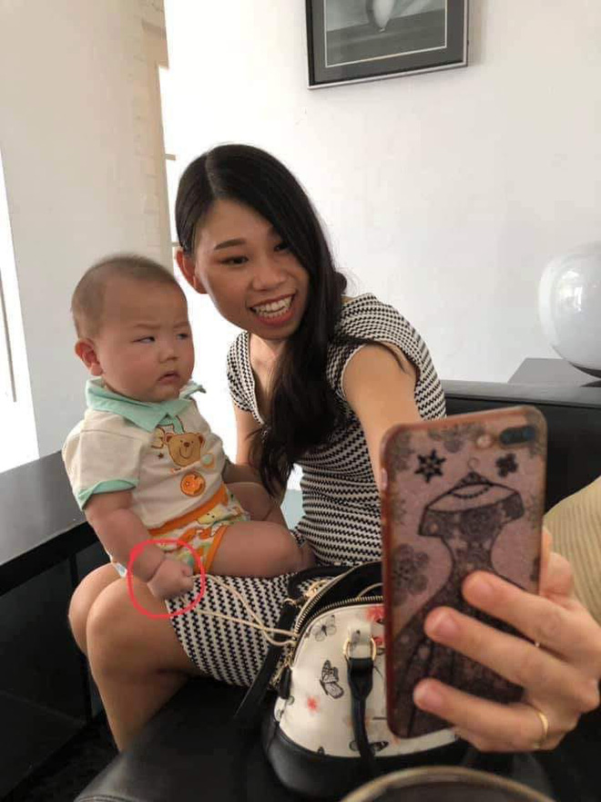 Mẹ đòi chụp ảnh tự sướng, phản ứng ra mặt của cậu nhóc khiến dân mạng nhấn like rần rần