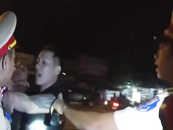 Bị kiểm tra nồng độ cồn, côn đồ dọa lấy súng bắn CSGT