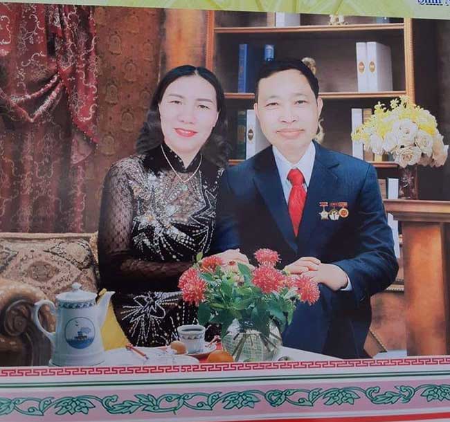 Dân mạng vừa buồn cười vừa thương trước bức ảnh kỷ niệm trị giá 1,8 triệu mà vớ ngay ông photoshop không có tâm