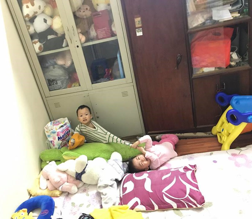 Cận cảnh cuộc chiến không cân sức trong gia đình có con sinh đôi, dân mạng xem xong chỉ biết cười lăn lóc