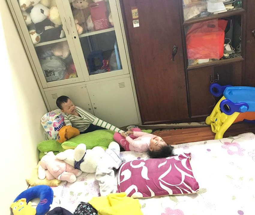 Cận cảnh cuộc chiến không cân sức trong gia đình có con sinh đôi, dân mạng xem xong chỉ biết cười lăn lóc