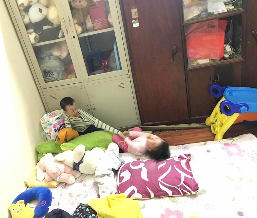 Cận cảnh cuộc chiến không cân sức trong gia đình có con sinh đôi, dân mạng xem xong chỉ biết cười lăn lóc