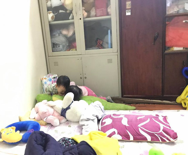 Cận cảnh cuộc chiến không cân sức trong gia đình có con sinh đôi, dân mạng xem xong chỉ biết cười lăn lóc