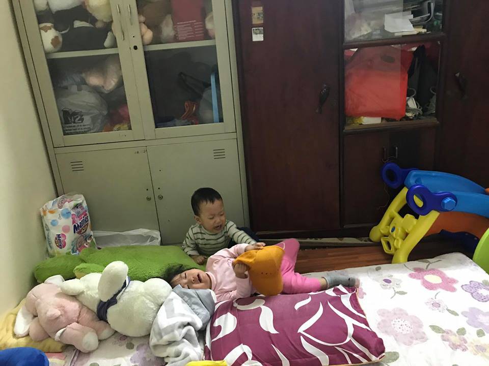 Cận cảnh cuộc chiến không cân sức trong gia đình có con sinh đôi, dân mạng xem xong chỉ biết cười lăn lóc